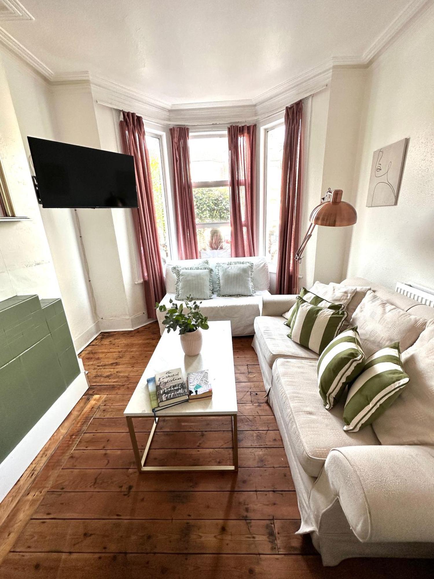 Charming, Renovated Residence In Willesden Green Лондон Екстериор снимка